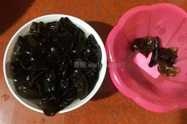 洋葱拌木耳的做法图解2