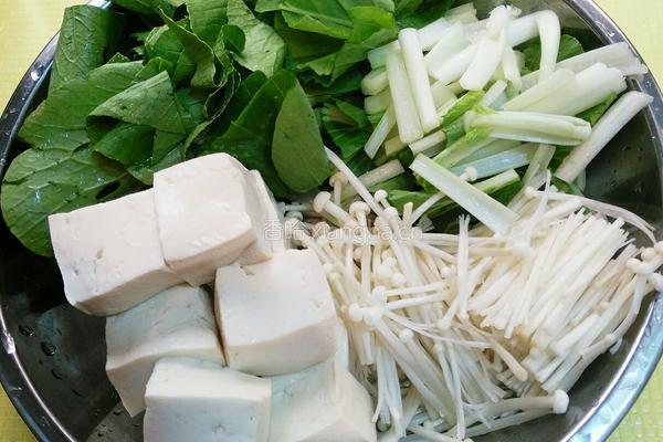 小白菜豆腐汤的做法图解2