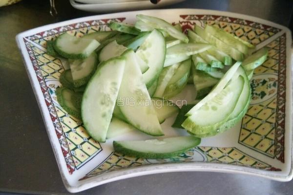 虾皮拌黄瓜的做法图解1