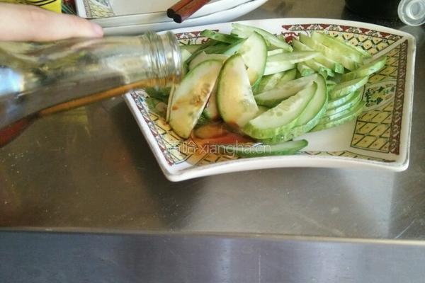虾皮拌黄瓜的做法图解2