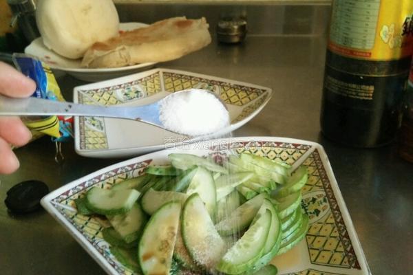 虾皮拌黄瓜的做法图解4