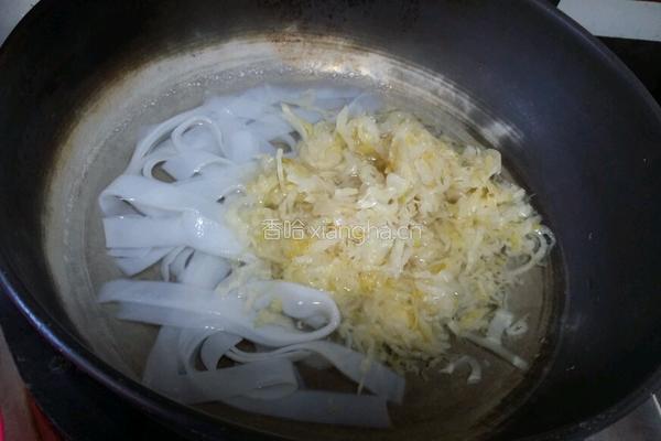 酸菜炒粉的做法图解1