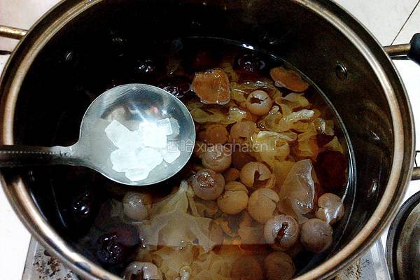 银耳红枣桂圆汤的做法图解4