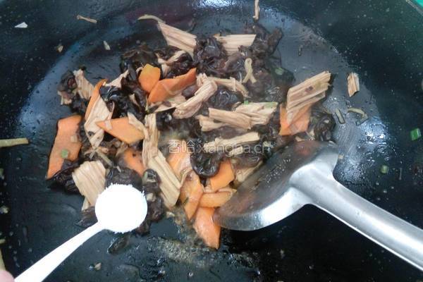 木耳炒腐竹的做法图解7