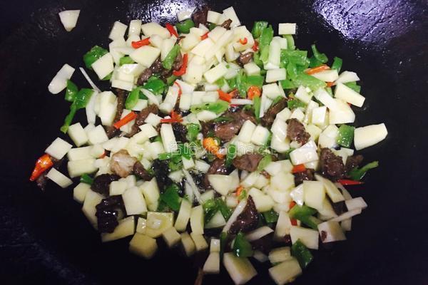 土豆炒牛肉的做法图解7