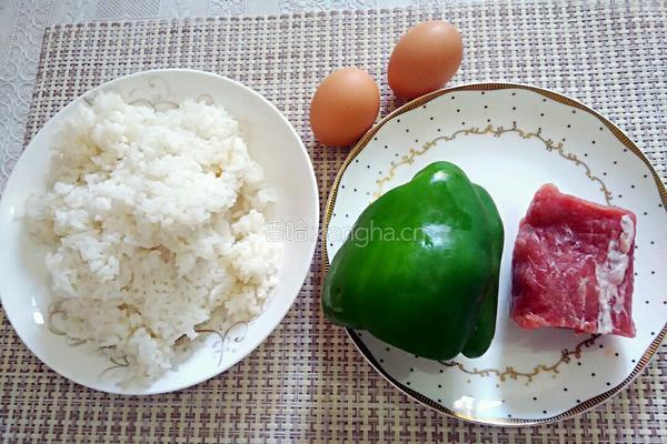 青椒肉丝炒饭的做法图解1