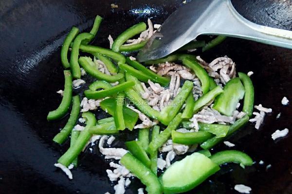 青椒肉丝炒饭的做法图解5