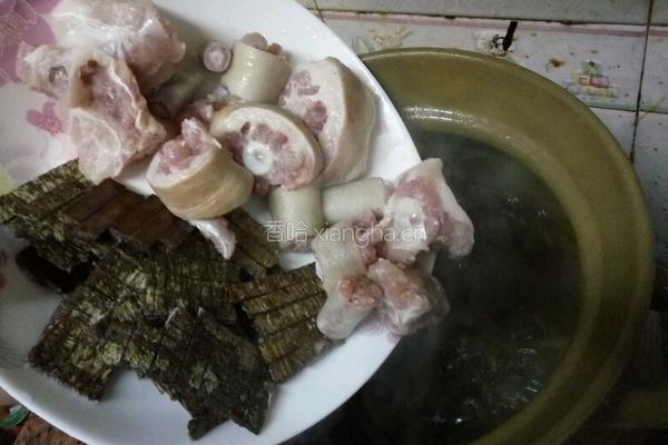 杜仲猪尾巴汤的做法图解2