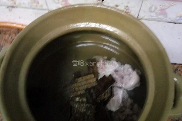 杜仲猪尾巴汤的做法图解3