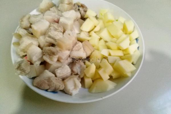 土豆红烧肉的做法图解1