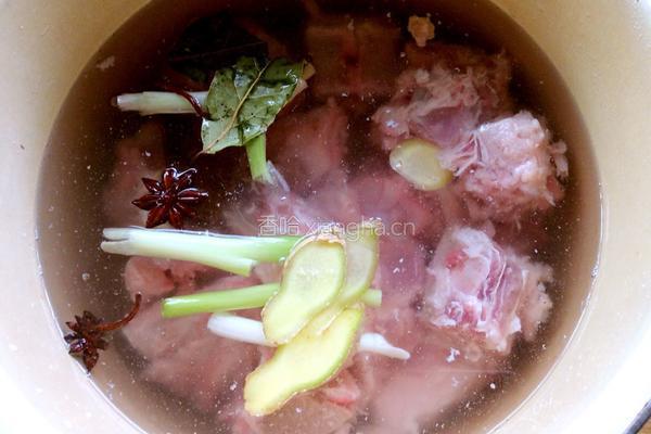 排骨炖酸菜的做法图解4
