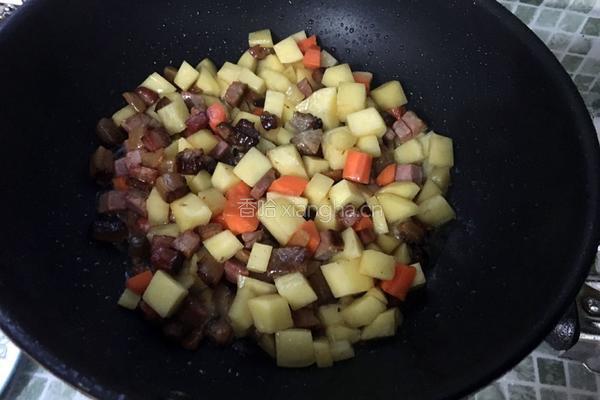 土豆腊肉焖饭的做法图解7
