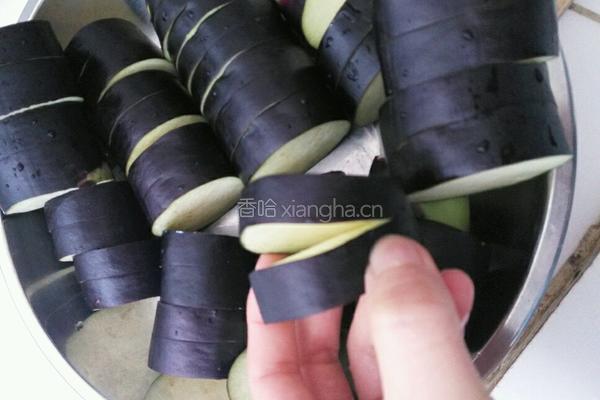 油炸茄子酿肉的做法图解2