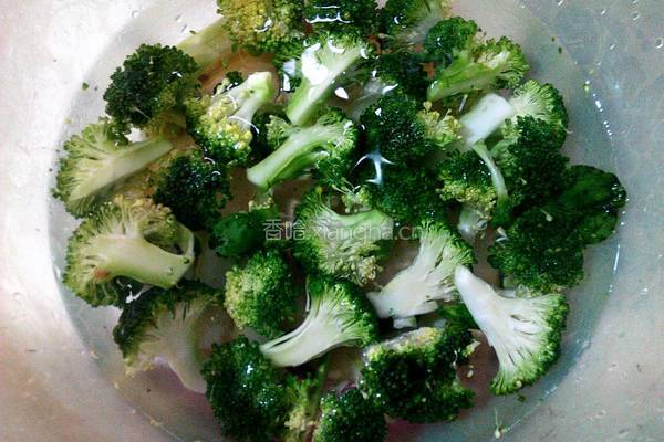 西兰花炒肉的做法图解1