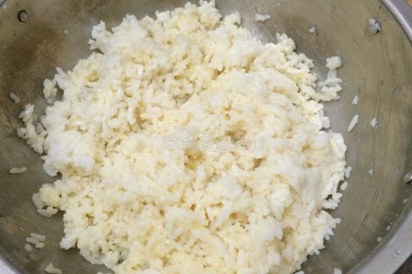 火腿鸡蛋炒饭的做法图解2