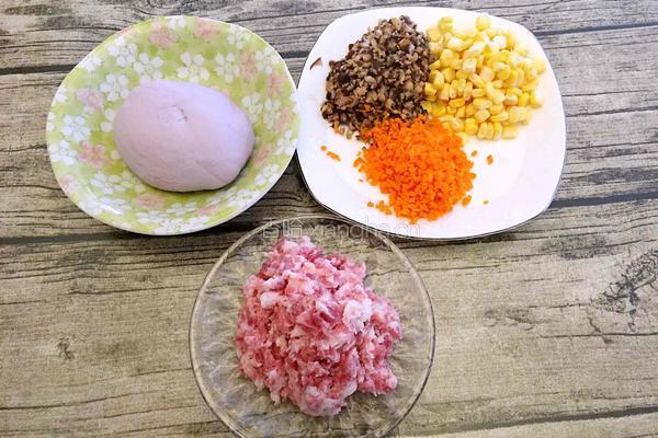 猪肉香菇玉米饺子的做法图解3
