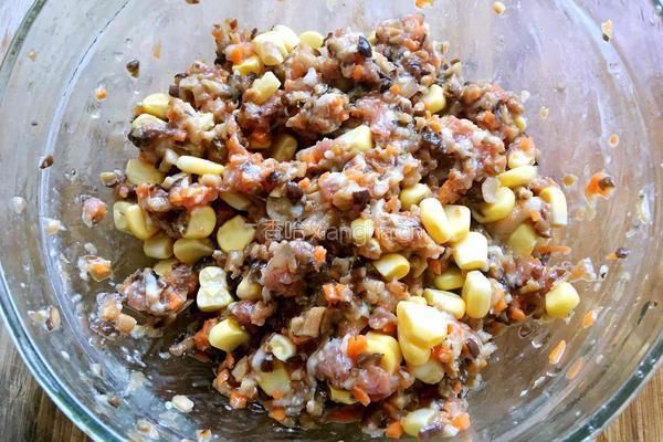 猪肉香菇玉米饺子的做法图解6