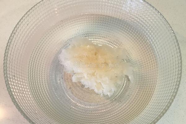 凉拌银耳的做法图解1