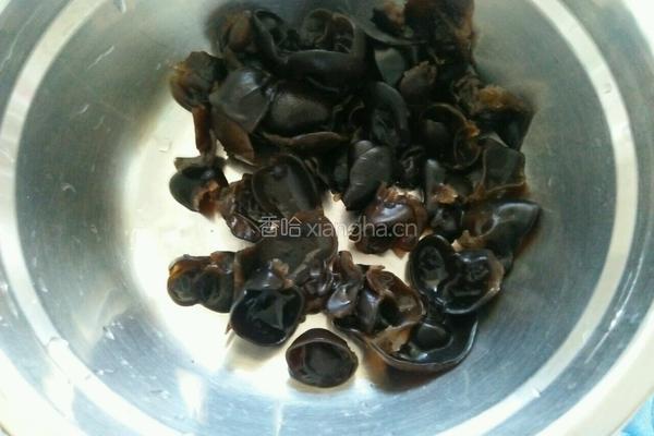 凉拌黄瓜木耳的做法图解1