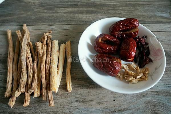 西洋参煲鸡汤的做法图解2