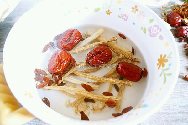 西洋参煲鸡汤的做法图解3