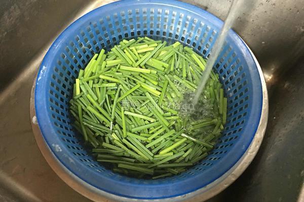 韭苔炒肉的做法图解3