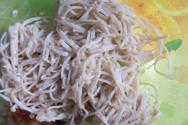 麻辣金针菇的做法图解3