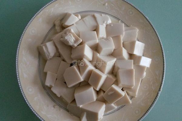皮蛋豆腐的做法图解1
