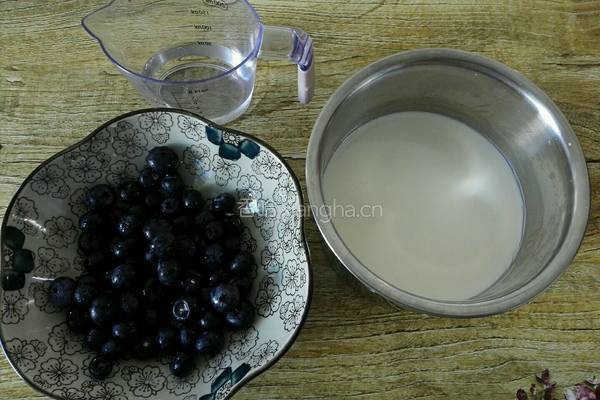 蓝莓果汁的做法图解1