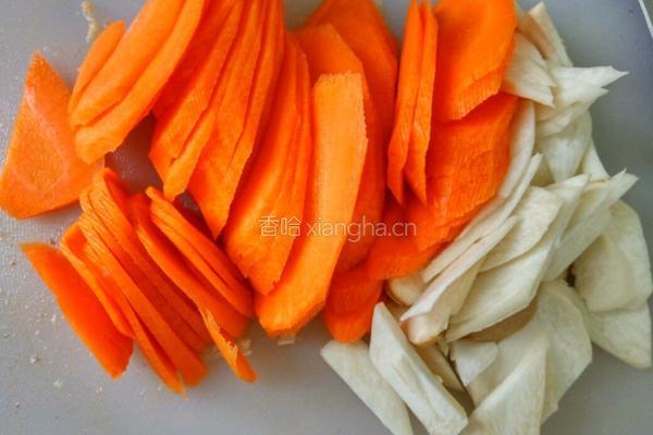 蚝香胡萝卜鲜菇片的做法图解1