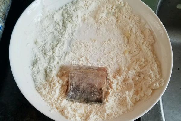 油炸带鱼的做法图解3