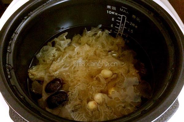 莲子银耳红枣汤的做法图解7