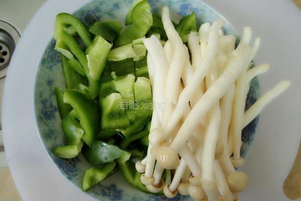 青椒蘑菇炒肉的做法图解2
