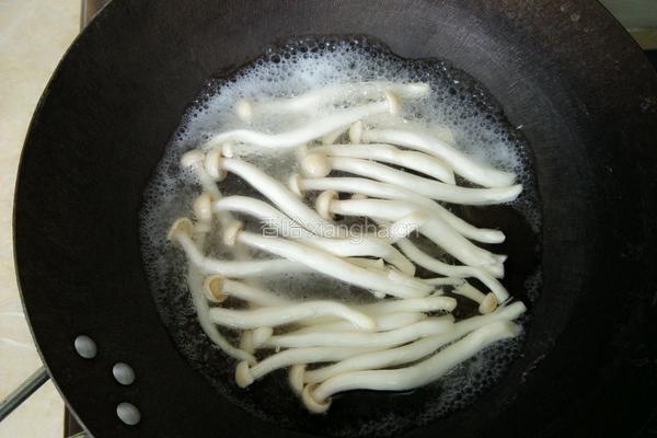 青椒蘑菇炒肉的做法图解3