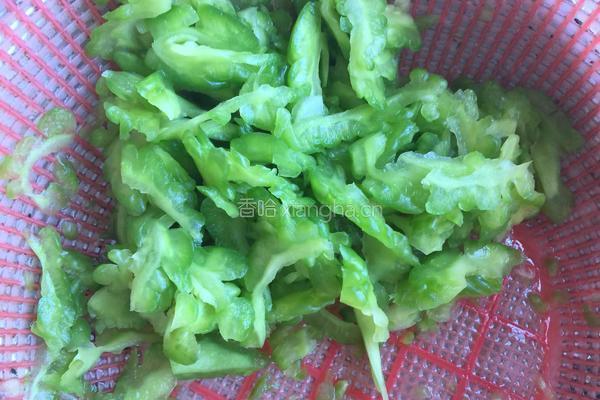 苦瓜炒虾米的做法图解5