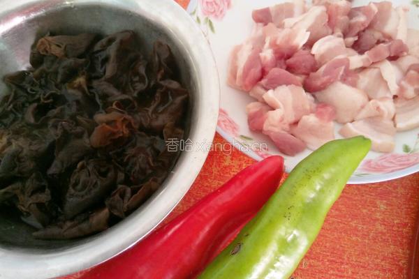 猪肉炒木耳的做法图解1