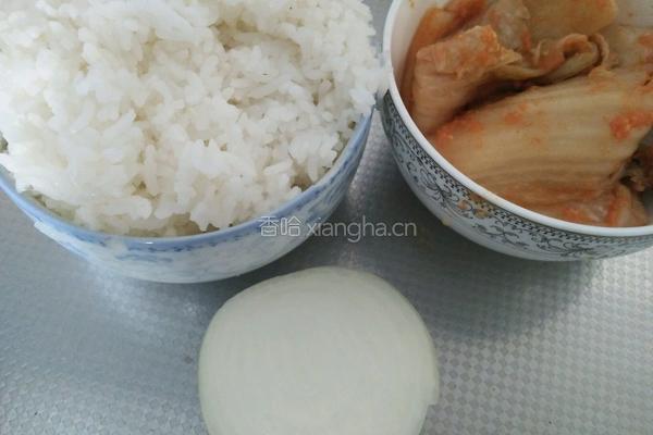 辣白菜炒饭的做法图解1