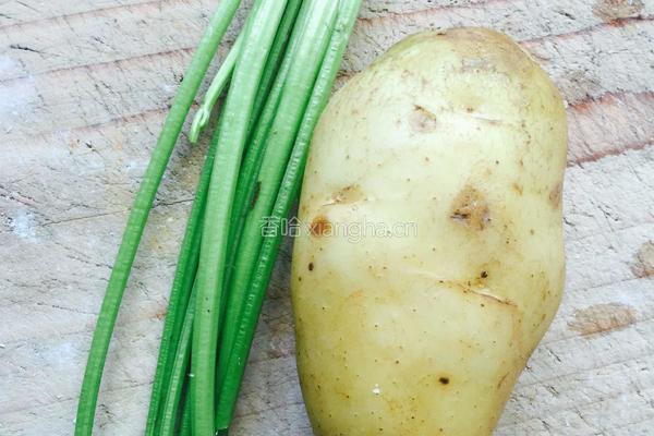 芹菜炒土豆片的做法图解1