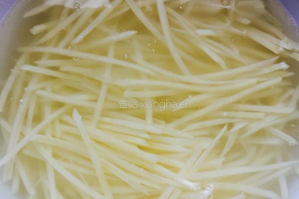 芹菜炒土豆片的做法图解3