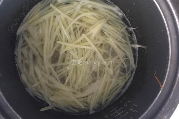 芹菜炒土豆片的做法图解4
