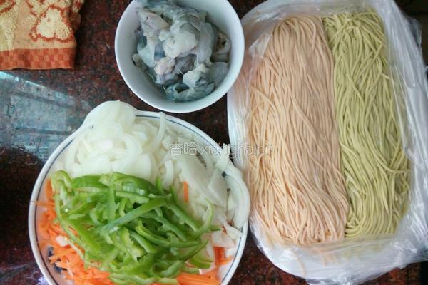 三鲜炒面的做法图解2