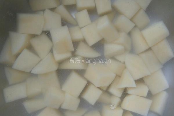 土豆腊肠焖饭的做法图解2