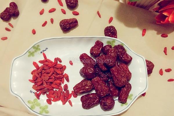 红枣枸杞茶的做法图解2