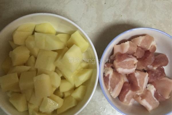 土豆烧猪肉的做法图解1