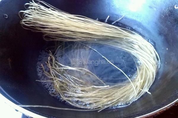 豆芽炖粉条的做法图解3