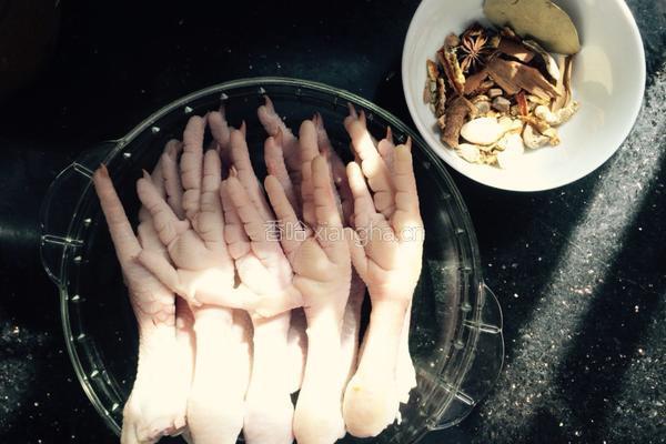 猴头菇煲鸡爪的做法图解2