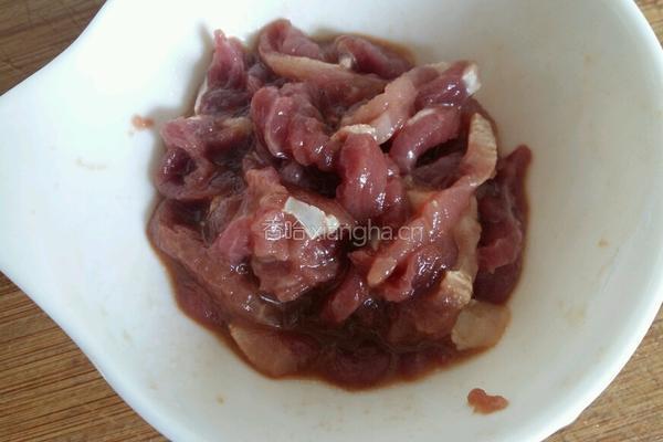 青椒胡萝卜炒肉丝的做法图解2
