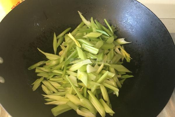 清炒芹菜的做法图解3