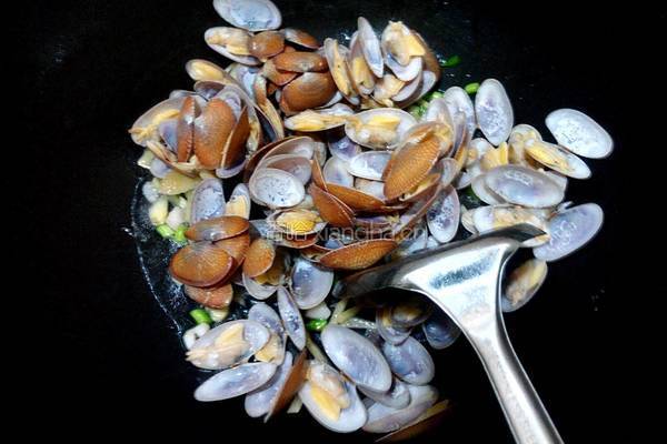 姜葱炒花蛤的做法图解5