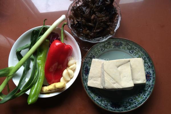 木耳豆腐的做法图解1